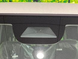 【ホンダセンシング】走行中に前方の車両等を認識し、衝突しそうな時は警報とブレーキで衝突回避と被害軽減をアシスト。より安全にドライブをお楽しみいただけます。