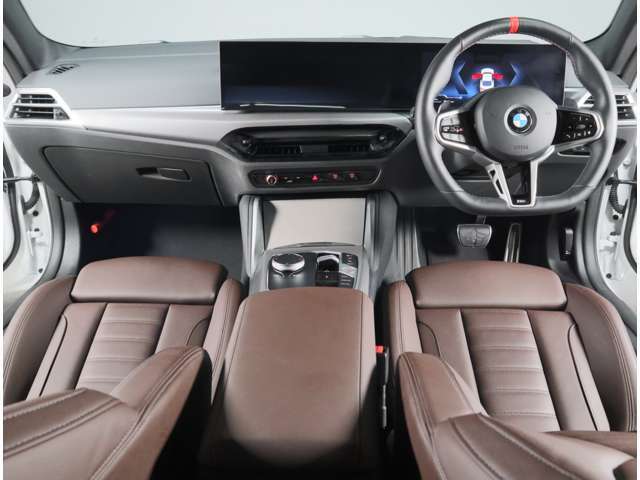 Abe BMWでは全国納車に対応しております。担当スタッフがご自宅までご納車にお伺いをさせて頂いております。輸送会社任せでなく当社スタッフがお届けいたしますので、安心してお買い求めいただけます。（別途有償）