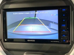 リバースギアに入れるだけで後方の表示へ切り替わります。夜間や雨の日の駐車も楽になりますよ。