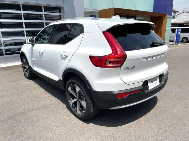 XC40はもともとショート＆トールなディメンションなので山坂道などで旋回速度が上がるとちょっとロールが増える傾向ですがハンドリングは軽快そのものでパワートレインも十二分にパワフルな設定です