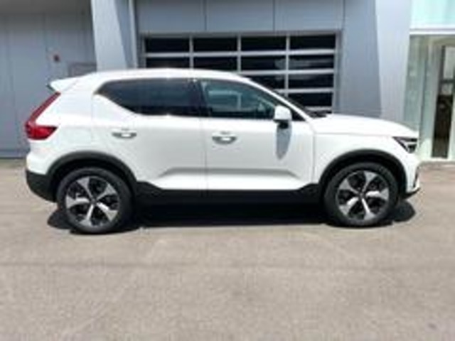 都市型のライフスタイルにマッチするボルボ初のコンパクトSUVが実車のXC40です　先進の安全運転支援機能は対向車対応機能や歩行者サイクリスト検知機能　インターセクションサポートなどを装備しています