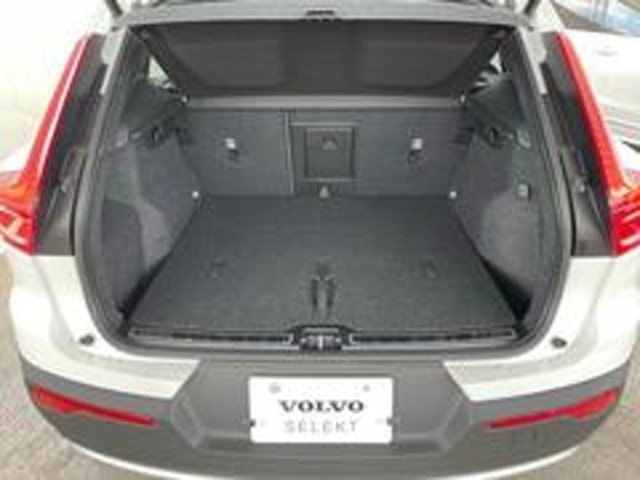 カーゴスペースはフラットで荷物が積みやすくなっています。60：40分割可倒式シートバッグを倒せば、長尺物や、より多くの荷物も楽々積んでいただけます。いろいろなシートアレンジで、便利にお使いください。