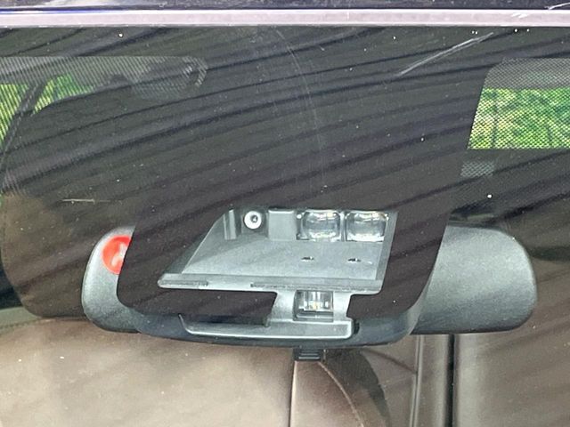 【トヨタセーフティセンス】走行中に前方の車両等を認識し、衝突しそうな時は警報とブレーキで衝突回避と被害軽減をアシスト。より安全にドライブをお楽しみいただけます。