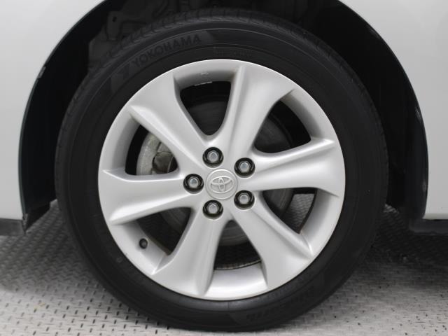 純正アルミホイールは精度が高く、走行の安定性が優れています。タイヤサイズ175/60R16