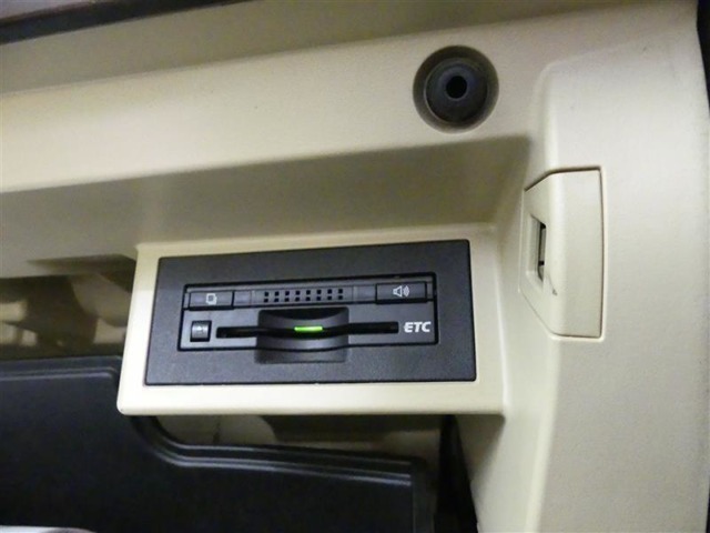 ナビ連動タイプのETC車載機です。ナビゲーションと連動してくれますのでカード未挿入を知らせてくれるなど便利な機能が追加されています。