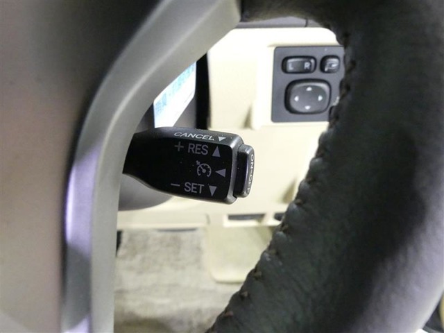 ステアリングスイッチでクルーズコントロール機能の操作ができます。長距離の高速走行時の疲労軽減や燃費に役立ちます。