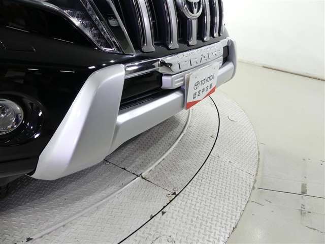 トヨタ純正のフロントバンパープロテクターを装備しました。精悍さを強調するドレスアップアイテムです。