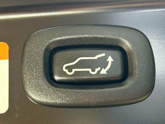 【電動リアゲート】ボタンひとつで大きなゲートも簡単に開閉可能です。高級車ならではの装備は嬉しいですね。