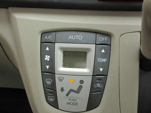 煩わしい温度調整など自動設定できます。オートエアコン装備車です。