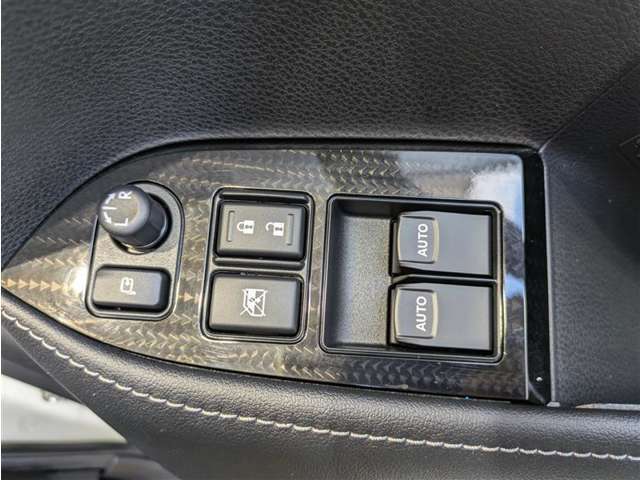 パワーウィンドウのスイッチですよ。　運転席に居ながら窓を開け閉めのコントロールできますよ。　ロック機能で、子供がイタズラして窓を開けるという事も無くなりますよ。