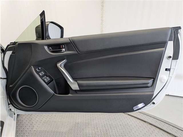 運転席ドア内張はご覧の通り