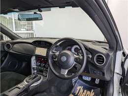 見通しのよいすっきりとした視界で、誰でも運転しやすいです。運転のしやすさは疲れにくさにも繋がりますよ♪