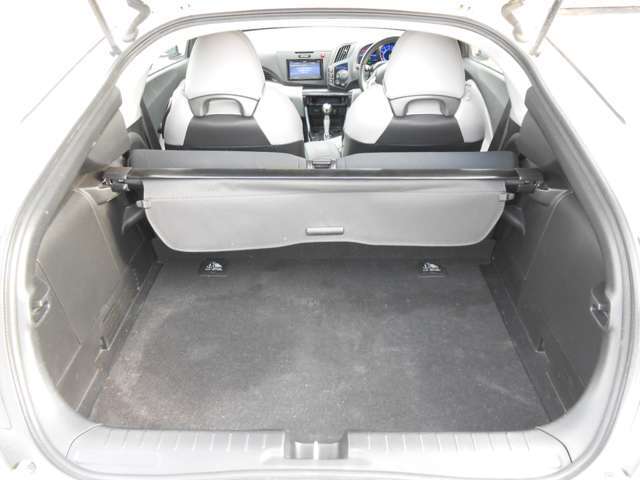 ラゲージルームの様子です！広いスペースを確保してあります！ラゲージトレイ付きです。