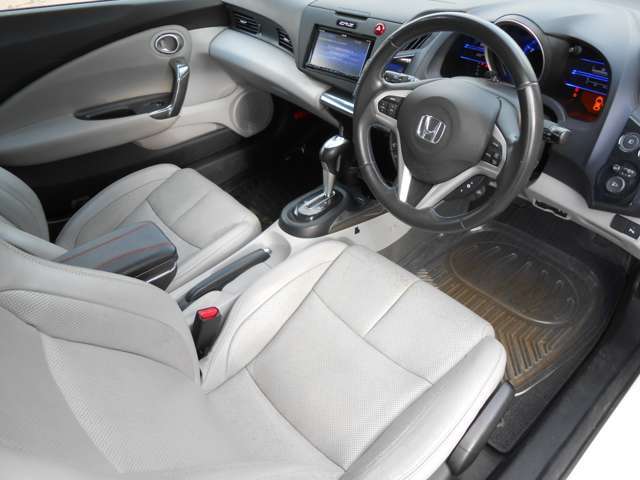 運転席の様子です。運転席はシートヒーター付で、寒い日にはうれしい装備です。