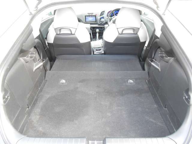 後部座席をたたむとスペース増量！大きな荷物も積むことが出来ます！
