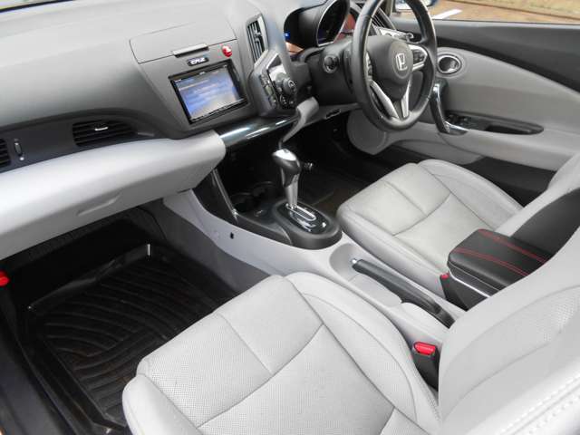 助手席の様子です。助手席はシートヒーター付で、寒い日にはうれしい装備です。