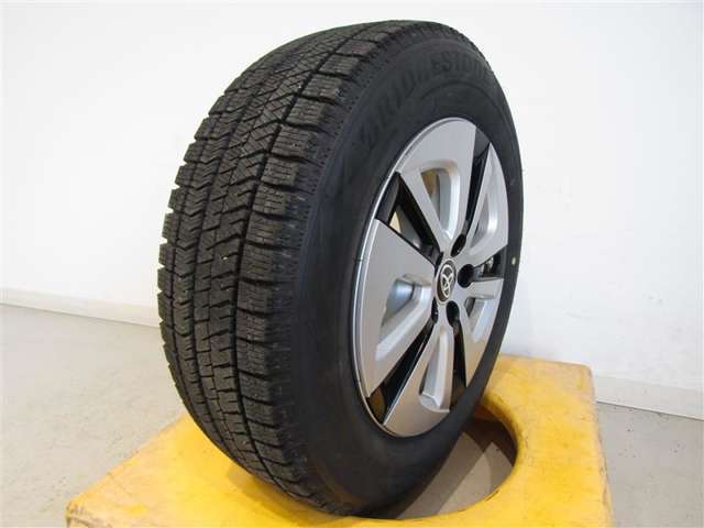 R4年式冬タイヤ195/65R15ブリヂストン製です。