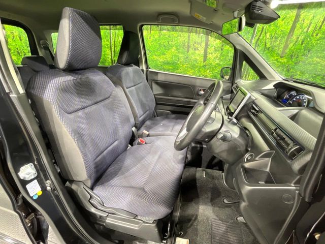 運転席シート廻りは使用感も少なく、良好な状態となっています。丁寧に使われていたことがよくわかりますね。