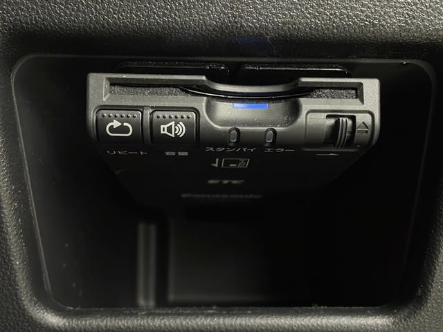 【ETC】有料道路を利用する際に料金所で停止することなく通過できる、ETC車載器（ノンストップ自動料金収受システム機器）が装備されています。セットアップを行うことで利用可能になります。