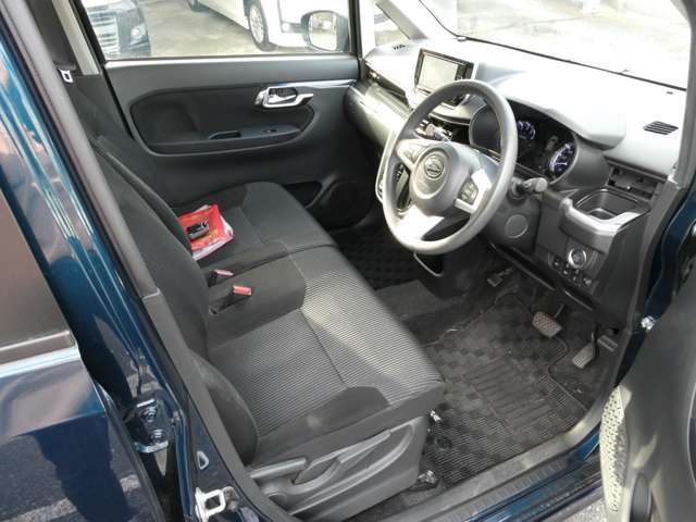 内装ルームクリーニング済みです。しっかり綺麗にしていますので、是非、お確かめください。納車時にはもう一度キレイにいたしますよ！