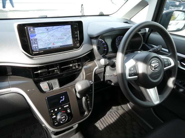 スマートキー付きです。当たり前の装備程、便利なモノです。両手がふさがっていても楽ちんですよ。買い物の際とか便利です。ドアの開閉も教えてくれる、そんな機能もついています。