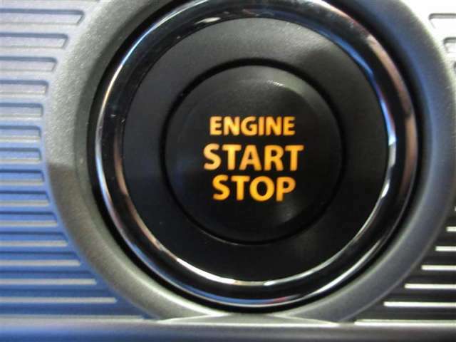 スマートキーシステムはキーをお持ちの方を車がオーナーと判断し、ドアロックの開閉もタッチ＆握るだけ。エンジンスタートはブレーキを踏んで押すだけ。