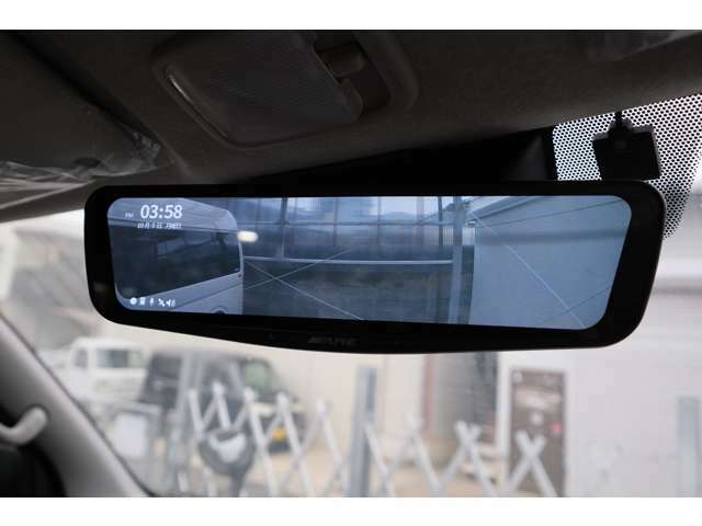 アルパイン 前後ドライブレコーダー付きデジタルミラー 走行中後ろ映像が映ります。