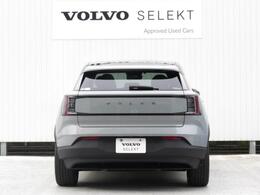 見通しの悪い駐車スペースから後進する際に左右に内蔵されているミリ波レーダーが、接近する歩行者車両を検知して知らせてくれる「クロストラフィックアラート」も搭載されています。