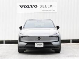 フロントグリルとフロントガラス中央にあるミリ波レーダーカメラで車両、人を検知する機能も搭載されています。