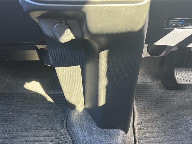 【フロアマット】車内を綺麗に保つのには必須のアイテムです。当店ではフカフカな新品マットも絶賛取り扱い中！ぜひご相談くださいませ。