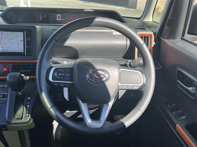 【ステアリング】軽い力で扱いやすいハンドルです。目立つ傷やスレなどなく綺麗な状態です！除菌プランいれていただくとさらに快適に！清潔なお車はお子様にも安心ですね！