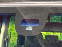 【シティブレーキアクティブシステム】低速走行中に前方の車両等を認識し、衝突しそうな時は警報とブレーキで衝突回避と被害軽減をアシスト。より安全にドライブをお楽しみいただけます。