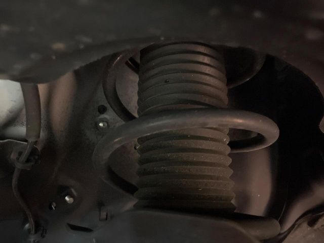 お車を安心してお乗りいただく為には、足回りの定期点検が欠かせません。サービスサポート（有償保証）では無料点検もご提供しており、安心のカーライフをお過ごしいただけるサポート体制が整っています。