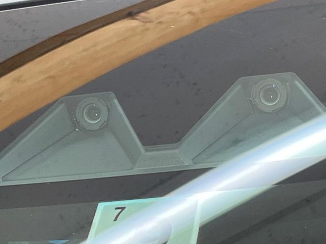 【スマートアシスト】走行中に前方の車両等を認識し、衝突しそうな時は警報とブレーキで衝突回避と被害軽減をアシスト。より安全にドライブをお楽しみいただけます。