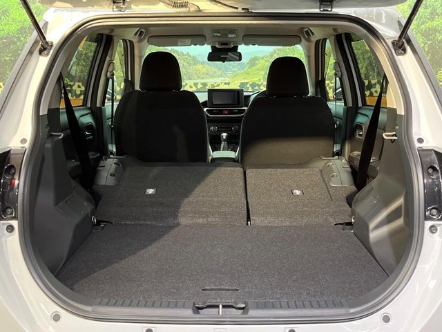 普段のお買い物や通勤、送迎等に十分な荷室スペースを確保しております。セカンドシートを倒すと、大きな荷物の積載も可能です♪