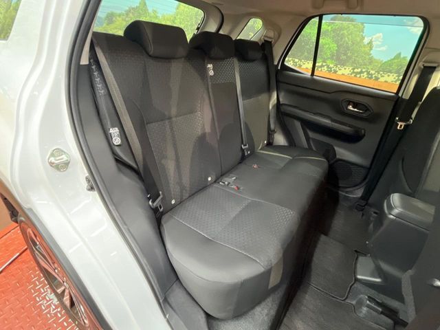 後部座席も気になるようなキズ・汚れやへたり等、大きなダメージはなく、良好な状態です。