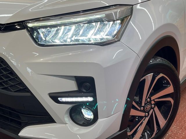 【LEDヘッドライト】悪天候や夜間走行時も良好な視界を確保し安心して運転できる高輝度LEDヘッドライトを装備！点灯速度が早く、消費電力も抑えられています。