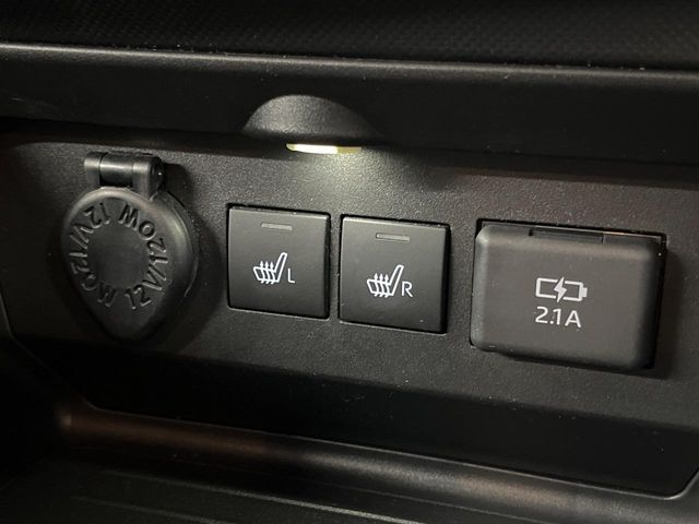 【シートヒーター】寒い日に重宝するシートヒーター！エアコンより早く温まってくれるので寒がりの人も安心ですね♪エアコンの温風は乾燥するから苦手、という方にもをおすすめです。