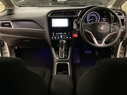 車内は光触媒抗菌消臭施工済です。スタイリッシュなデザインでスポーティなインパネ周りを演出します。グローブボックスやカップホルダーのほかにトレーなどたくさんの収納スペースが付いています。