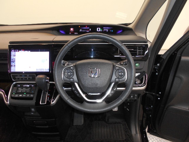 機能的にまとめられた運転席回り。運転しやすさにこだわりました。