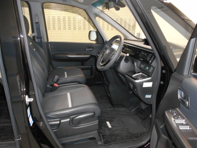 運転席には高さ調整ができる『シートハイトアジャスター機能』が付いています！　自分にぴったりの運転姿勢がとれます