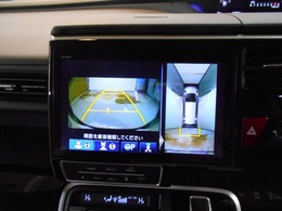 マルチビューカメラで車の周囲を映像で確認できます。駐車場や見通しの悪い交差点などナビ画面に映し出します。