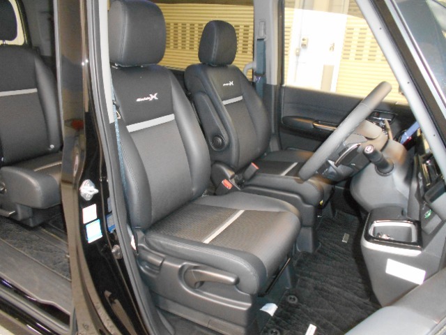 運転席には高さ調整ができる『シートハイトアジャスター機能』が付いています！　自分にぴったりの運転姿勢がとれます