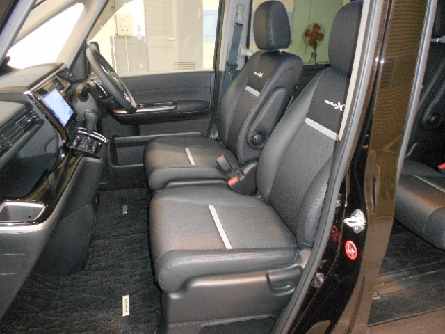 運転席、助手席がそれぞれ独立したセパレートシート仕様です。