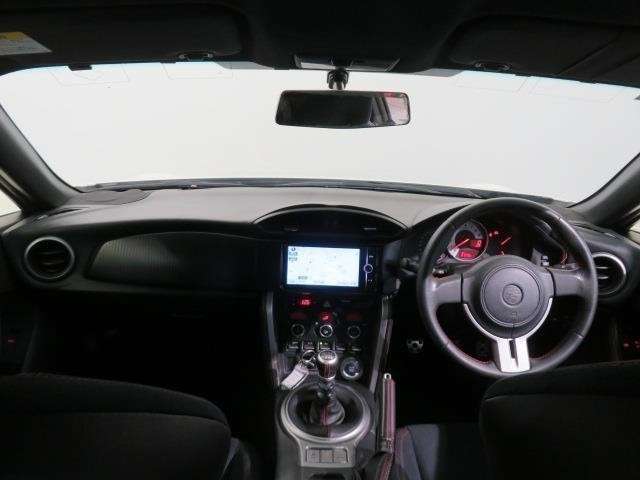 シンプルで使いやすいコクピット。視界性もよく運転しやすいですよ。スイッチ類も使いやすい場所に配置されています。