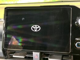 【ディスプレイオーディオ】お手持ちのスマートフォンとの連携で、ナビや音楽再生など各種アプリを使用可能。スマホに近い感覚でお使いいただけます♪