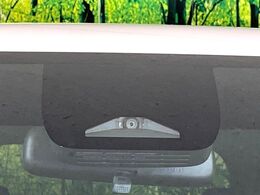 【トヨタセーフティセンス】走行中に前方の車両等を認識し、衝突しそうな時は警報とブレーキで衝突回避と被害軽減をアシスト。より安全にドライブをお楽しみいただけます。