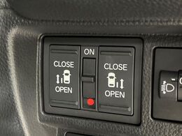 【両側パワースライドドア】スマートキーや運転席のスイッチで後席両側スライドドアの開閉が可能♪電動だから力を入れてドアを開ける必要が無く、小さなお子様でも簡単に開け閉めでき快適です♪