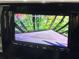 【バックカメラ】駐車時に後方がリアルタイム映像で確認できます。大型商業施設や立体駐車場での駐車時や、夜間のバック時に大活躍！運転スキルに関わらず、今や必須となった装備のひとつです！