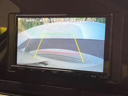 【バックカメラ】駐車時に後方がリアルタイム映像で確認できます。大型商業施設や立体駐車場での駐車時や、夜間のバック時に大活躍！運転スキルに関わらず、今や必須となった装備のひとつです！